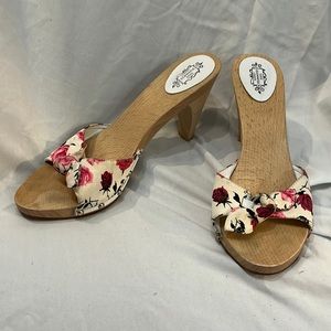 🌺LuLu Guinness Floral Wooden Heels🌺